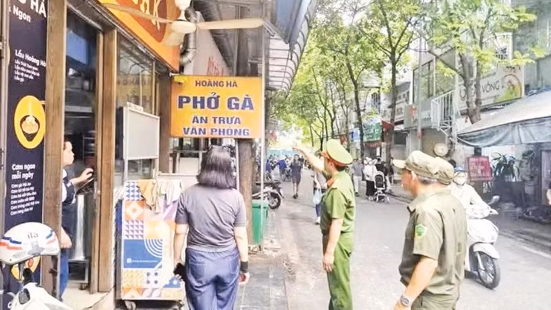 Lực lượng chức năng phường Vĩnh Tuy xử lý vi phạm trật tự đô thị.