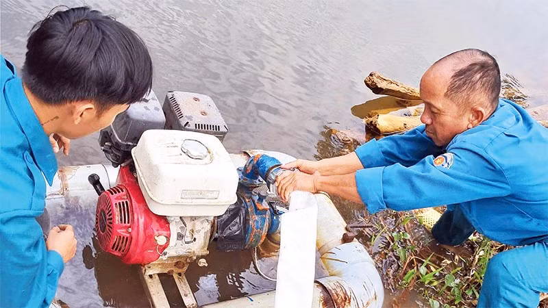 Lực lượng dân quân kiểm tra trang thiết bị chữa cháy.