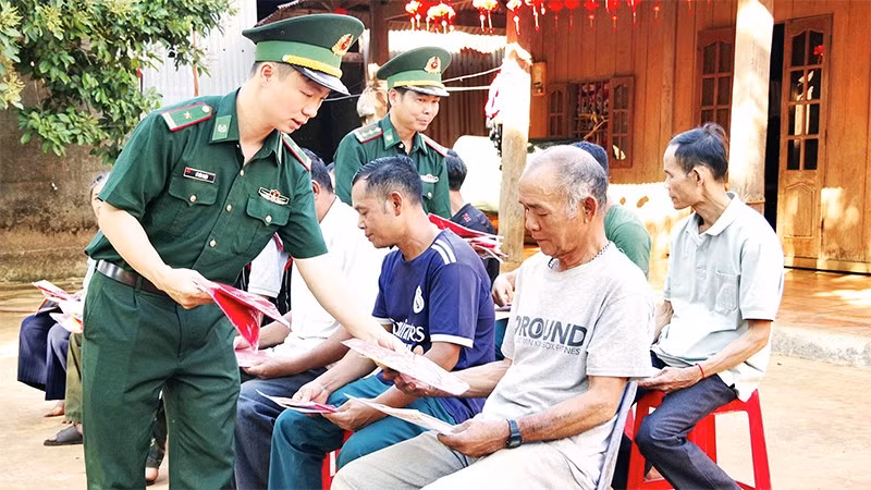 Cán bộ, chiến sĩ Đồn Biên phòng Đắk Ơ tuyên truyền, vận động nhân dân trên tuyến biên giới tỉnh Đồng Nai chấp hành nghiêm quy chế biên giới.