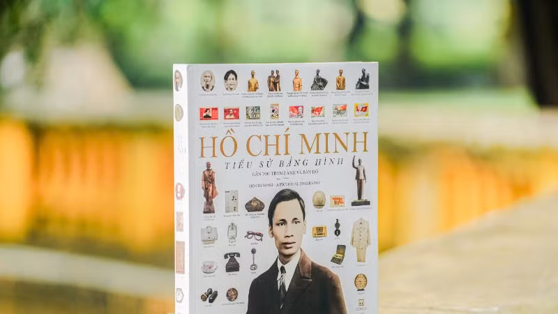 Cuốn sách “Hồ Chí Minh – Tiểu sử bằng hình” với gần 700 bức ảnh, tranh vẽ, hình chụp hiện vật và tượng đài cùng một số bản đồ, lược đồ.