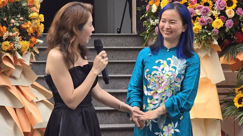 Họa sĩ Trần Phương Ly (trái) và họa sĩ Trang Thanh Hiền tại buổi khai mạc triển lãm.