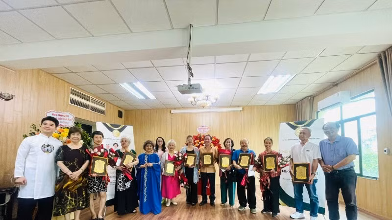 Trao kỷ niệm chương Vì sự nghiệp biểu diễn âm nhạc Việt Nam cho các nghệ sĩ có nhiều cống hiến cho âm nhạc nước nhà.