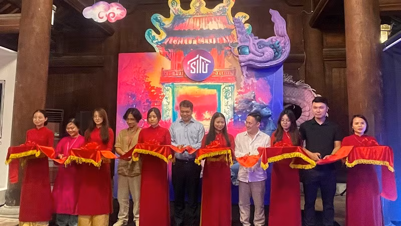 Các đại biểu cắt băng khai mạc triển lãm.