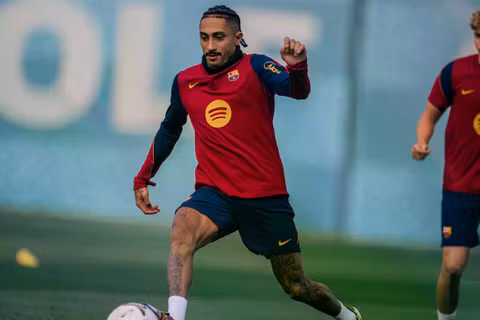 Raphinha cùng các đồng đội tập luyện cho trận Siêu kinh điển gặp Real Madrid. (Ảnh: Barca)