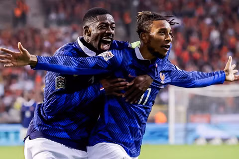 Ousmane Dembélé ăn mừng cùng Michael Olise. (Ảnh: B/R Football)