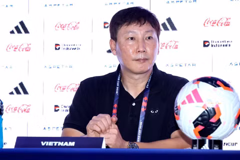 Huấn luyện viên Kim Sang Sik tại buổi họp báo sau trận đấu. (Ảnh: VFF)