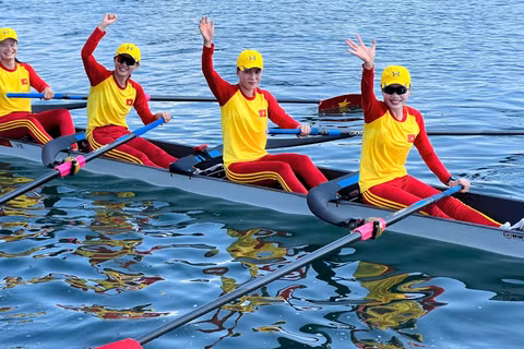 Bộ tứ Dư Thị Bông, Lê Thị Hiền, Phạm Thị Ngọc Anh và Hà Thị Vui giành Huy chương Đồng thuyền bốn nữ một mái chèo môn rowing. (Ảnh: Bùi Lượng)