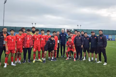 Đội tuyển U15 Việt Nam chụp hình cùng ông Trần Quốc Tuấn và ông Arsène Wenger. (Ảnh: VFF)