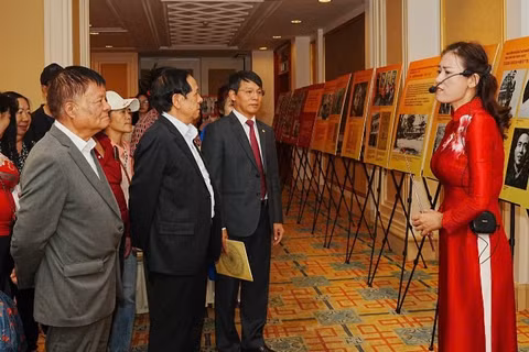 Các đại biểu tham quan triển lãm chuyên đề: “Chủ tịch Hồ Chí Minh với Trung Quốc - Hành trình hữu nghị, Khát vọng hòa bình và phát triển”. (Ảnh: BAN TỔ CHỨC)