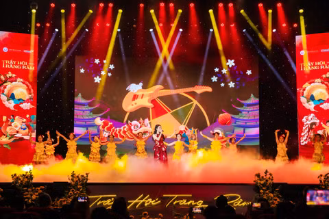 “Trẩy hội trăng rằm” mang đến không gian nghệ thuật rực rỡ sắc màu. (Ảnh: Ban tổ chức)