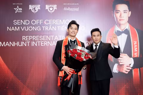Trần Tiến Dũng (bên trái) đại diện Việt Nam thi Manhunt International 2026. (Ảnh: HUY TRẦN)