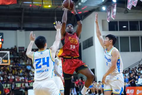 Brandis Raley-Ross tấn công trực diện rổ Ho Chi Minh City Wings. (Ảnh: VBA)