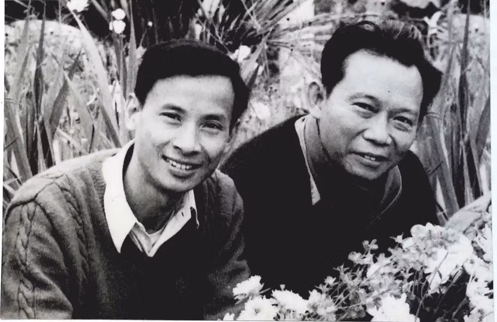 Nhà báo Hồng Châu, tức Thép Mới (bên phải) và nhà báo Cao Kim, tức Kim Toàn - hai nhà báo của Mặt trận Dân tộc giải phóng miền Nam Việt Nam từng bí mật hoạt động báo chí tại Sài Gòn - Gia Định trong cuộc Tổng tiến công và nổi dậy Tết Mậu Thân năm 1968. 