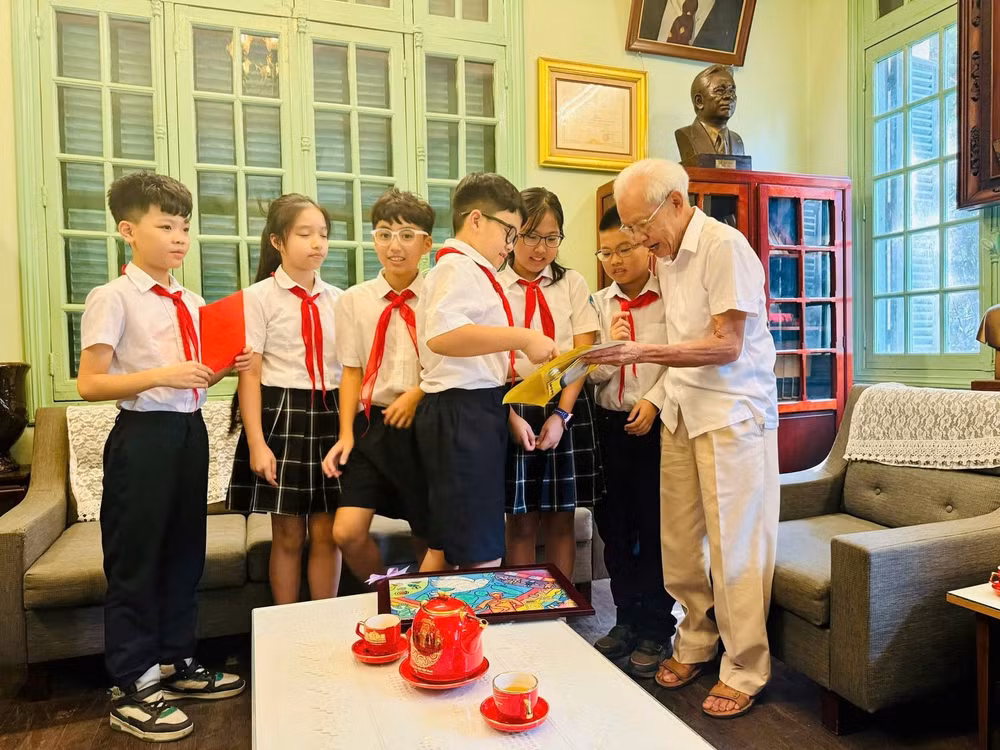 GS, TSKH Hồ Ngọc Đại - người sáng lập Trường Thực nghiệm với thế hệ học sinh hôm nay. (Ảnh Lan Anh)