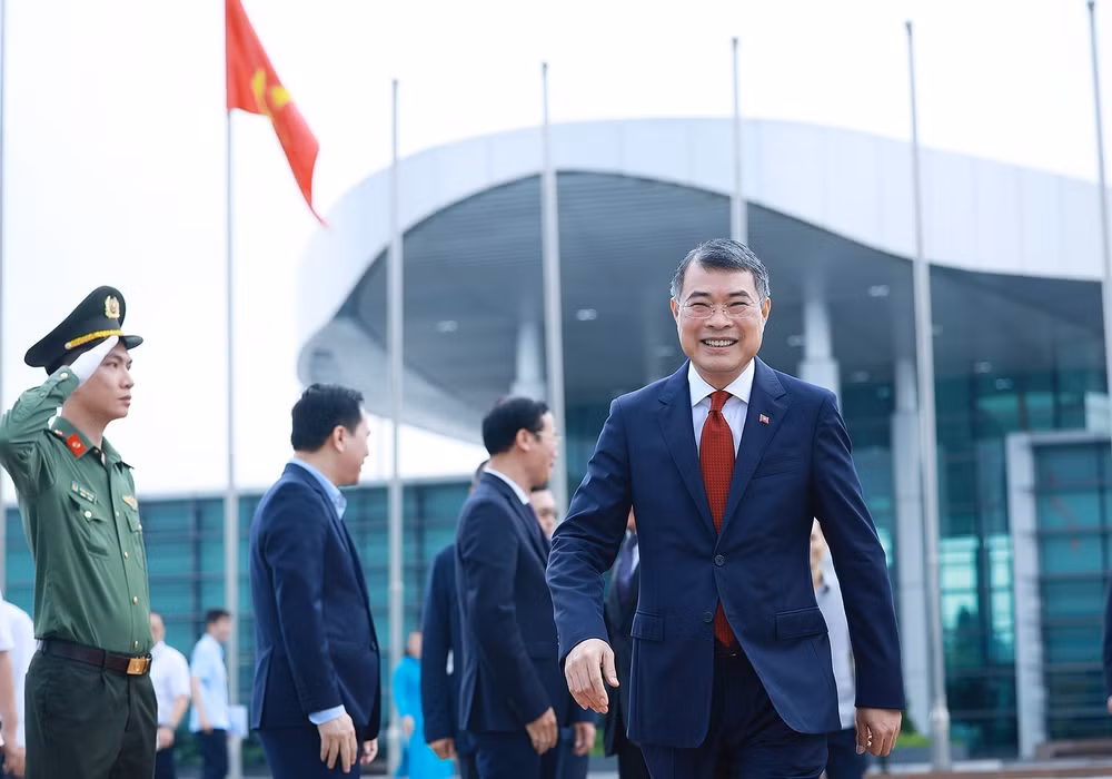 Thủ tướng Lê Minh Hưng lên đường tham dự Hội nghị Cấp cao ASEAN lần thứ 48 tại Cebu, Philippines. (Ảnh: Dương Giang/TTXVN)