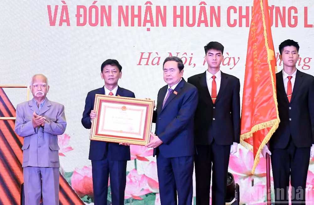 Chủ tịch Quốc hội Trần Thanh Mẫn trao Huân chương Lao động hạng Nhất tặng Hội đồng Dân tộc. (Ảnh: DUY LINH)
