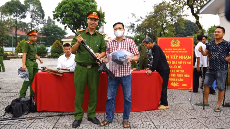 Công an tỉnh Đồng Nai triển khai mô hình “Đổi vũ khí, vật liệu nổ, công cụ hỗ trợ và pháo lấy phiếu khám, chữa bệnh, tặng nón bảo hiểm” tại Công an phường Long Bình.