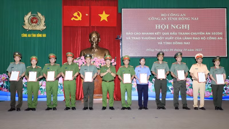 thuong-tuong-nguyen-van-long-thu-truong-thu-truong-co-quan-csdt-bca-trao-thuong-cac-tap-the-ca-nhan-tham-gia-pha-an-4-17.jpg