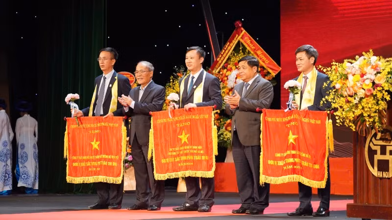 Nguyên Chủ tịch Quốc hội Nguyễn Sinh Hùng và Phó Thủ tướng Nguyễn Chí Dũng tặng Cờ thi đua Chính phủ cho 3 đơn vị gồm: Công ty cổ phần Công trình Giao thông Hà Nội; Công ty TNHH MTV Môi trường đô thị Hà Nội; Công ty TNHH MTV Chiếu sáng và thiết bị đô thị thành phố Hà Nội.