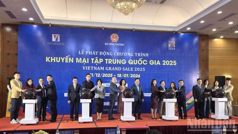 Các đại biểu thực hiện nghi thức phát động Chương trình “Khuyến mại tập trung quốc gia 2025 - Vietnam Grand Sale 2025”. (Ảnh: KIM DUNG)