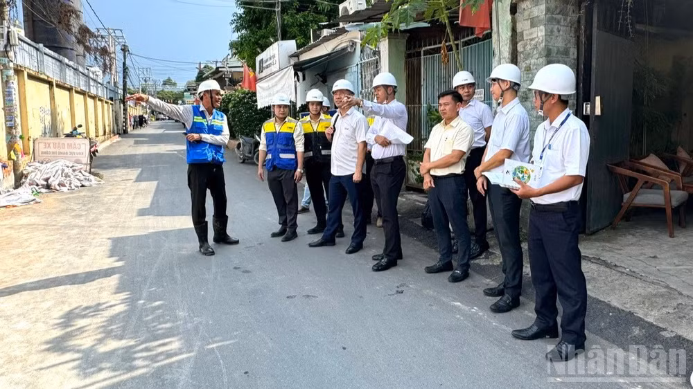 Đại diện Sở Xây dựng và lãnh đạo Ủy ban nhân dân phường Tam Hiệp kiểm tra tại dự án chiều 12/10. (Ảnh: TK)
