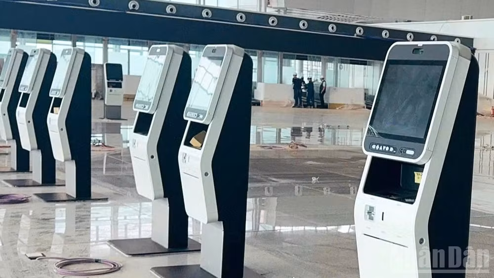 Khu vực check-in tự động bên trong nhà ga hành khách sân bay Long Thành đang gấp rút thi công các công đoạn cuối. (Ảnh: THIÊN VƯƠNG)