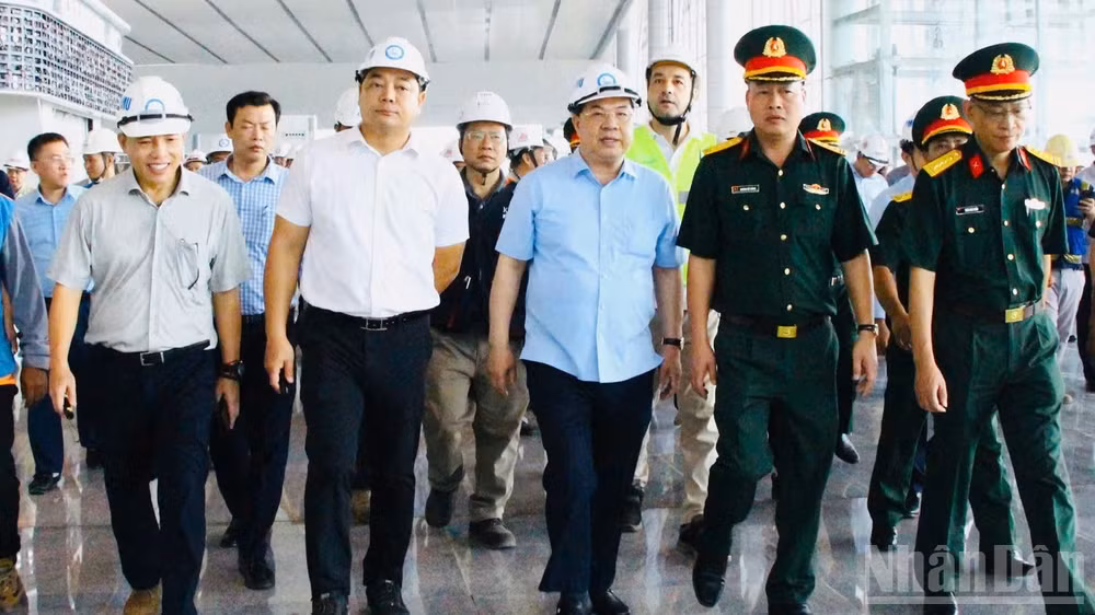 Phó Thủ tướng Thường trực Chính phủ Phạm Gia Túc thị sát nhà ga hành khách sân bay Long Thành.