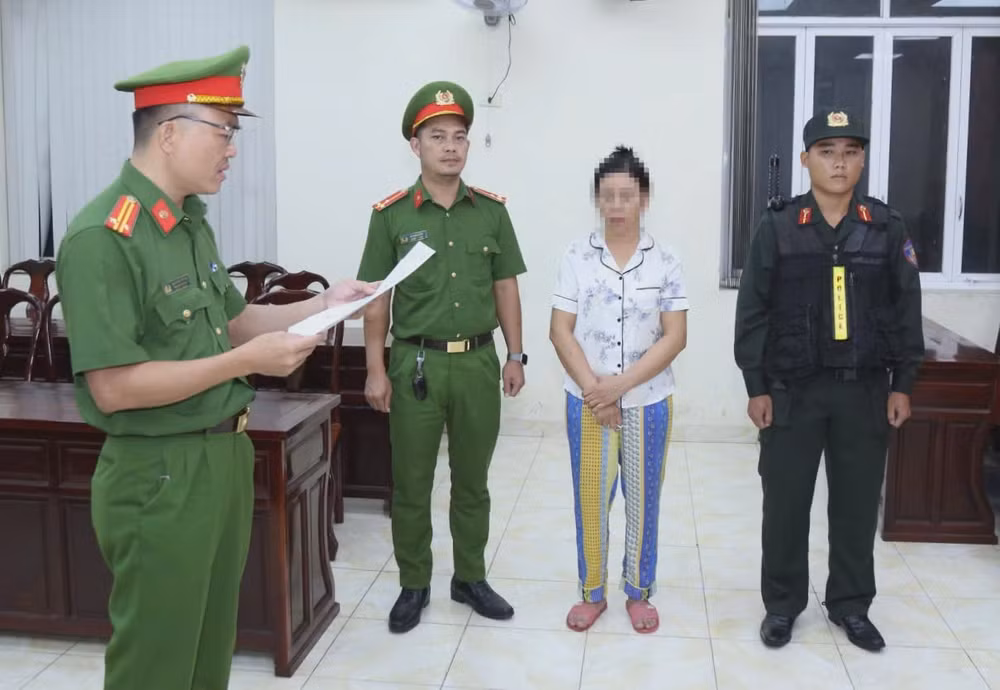Lực lượng Cơ quan Cảnh sát điều tra Công an thành phố Đồng Nai thi hành lệnh khởi tố bị can. (Ảnh: Công an thành phố Đồng Nai)
