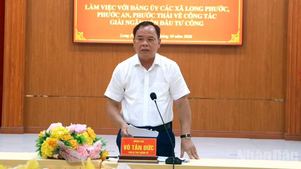 Phó Bí thư Thành ủy Đồng Nai Võ Tấn Đức phát biểu chỉ đạo tại buổi làm việc với Đảng ủy ba xã Long Phước, Phước Thái và Phước An. (Ảnh: TV)