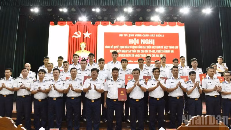 Thủ trưởng Bộ Tư lệnh Vùng Cảnh sát biển 2 trao quyết định cho cán bộ, chiến sĩ khung tàu Cảnh sát biển 4042.