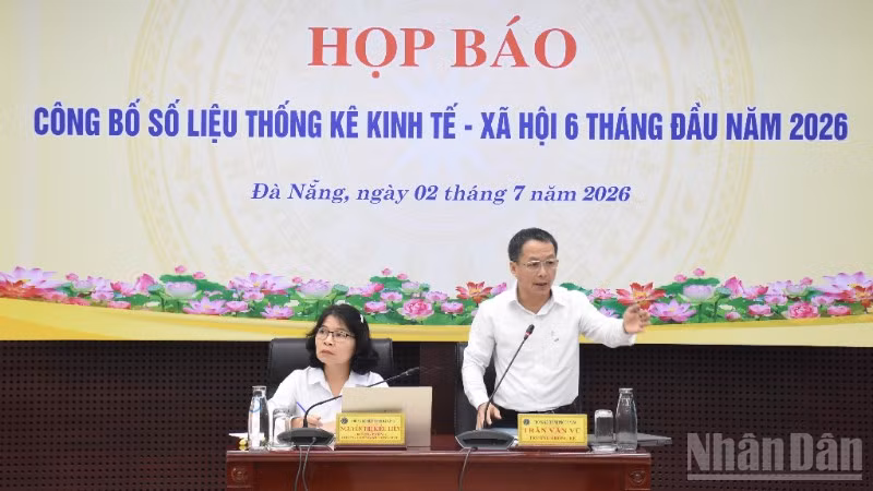 Ông Trần Văn Vũ, Trưởng Thống kê, Thống kê thành phố Đà Nẵng phát biểu tại buổi họp báo. (Ảnh: ANH ĐÀO)