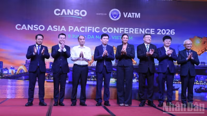 Các đại biểu tham dự hội nghị chụp ảnh lưu niệm. (Ảnh: ANH ĐÀO)