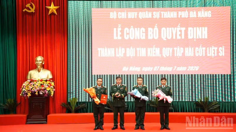 Trung tướng Lê Ngọc Hải, Tư lệnh Quân khu tặng hoa Đội tìm kiếm, quy tập hài cốt liệt sĩ.