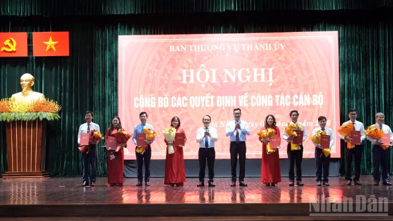 Ban Thường vụ Thành ủy Đà Nẵng công bố các quyết định điều động, bổ nhiệm cán bộ. (Ảnh: ANH ĐÀO)