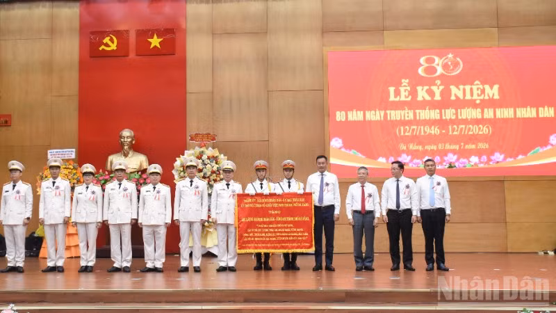 Lãnh đạo thành phố Đà Nẵng trao tặng bức trướng cho lực lượng An ninh Công an thành phố Đà Nẵng. (Ảnh: ANH ĐÀO)