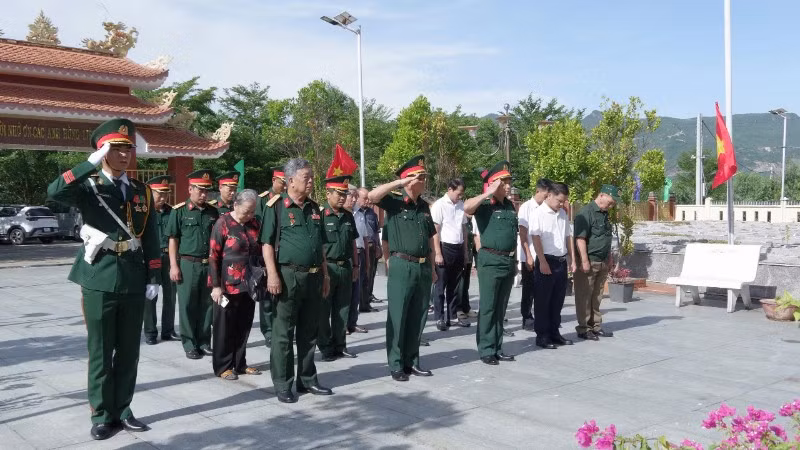 6-dang-huong-tuong-nho-cac-anh-hung-liet-si-6953.jpg