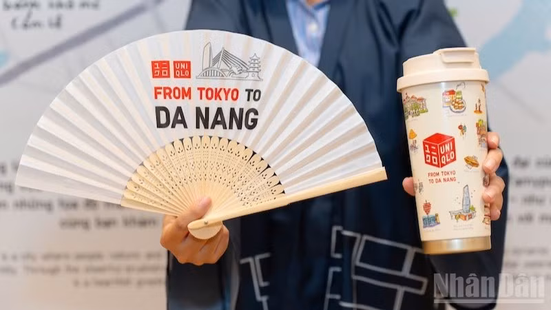 Quà tặng mang nhiều ý nghĩa dành cho những khách hàng đầu tiên đến cửa hàng. (Ảnh: ANH ĐÀO)