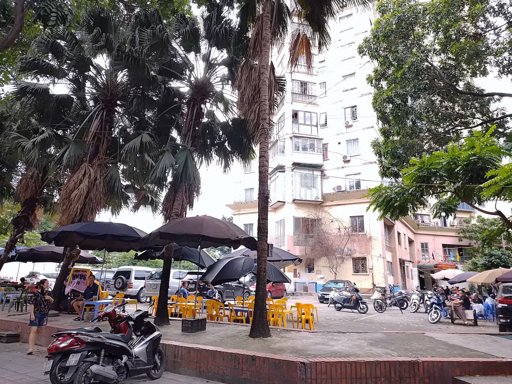 Khu vực sân chơi tòa chung cư trên phố Trần Điền bị một số cá nhân chiếm dụng làm điểm bán nước giải khát.