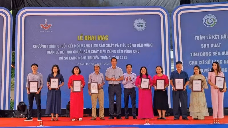 Sở Công thương Hà Nội vinh danh các doanh nghiệp sản xuất và tiêu dùng bền vững điển hình.