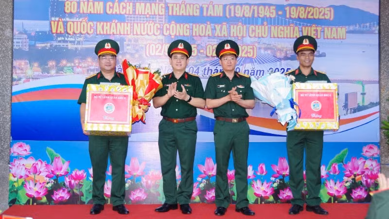 Bộ Tư lệnh Quân khu 5 tặng quà chúc mừng các đơn vị đã hoàn thành xuất sắc nhiệm vụ tại Lễ kỷ niệm 80 năm Cách mạng Tháng Tám và Quốc khánh 2/9 tại Quảng trường Ba Đình, Hà Nội.
