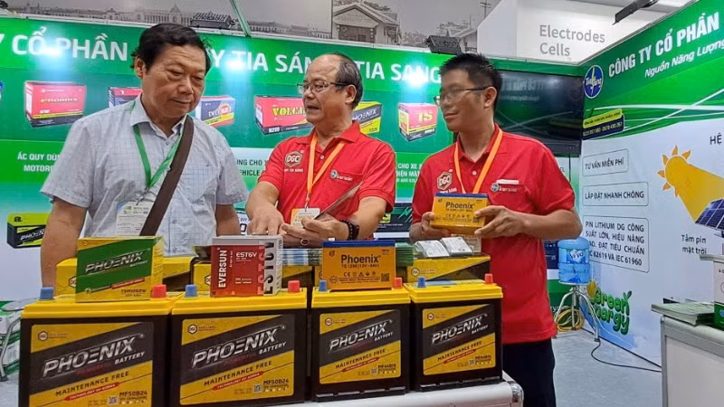 Doanh nghiệp giới thiệu công nghệ năng lượng tại Hội chợ triển lãm Entech Hanoi 2025.