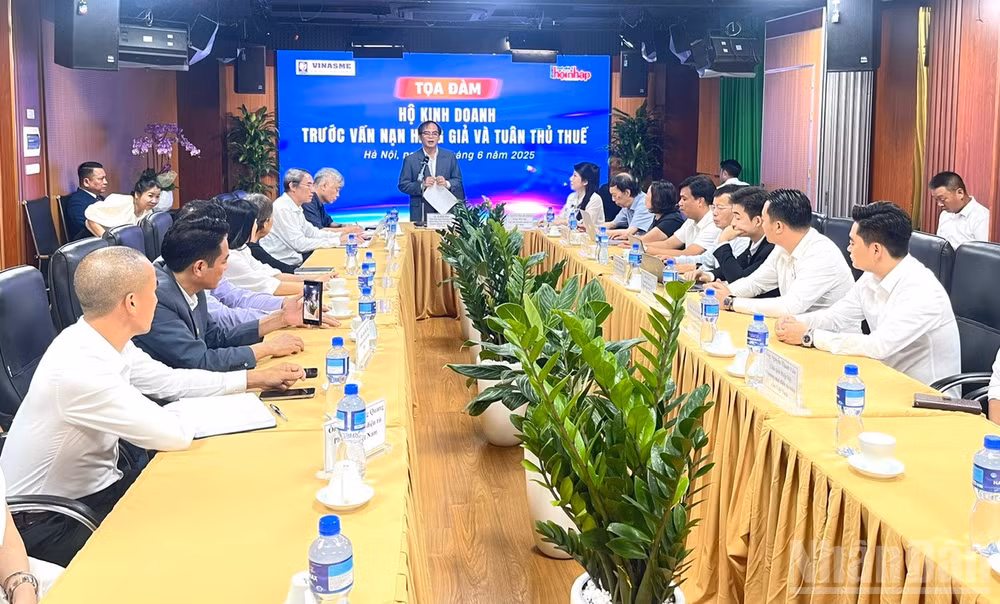 Tọa đàm: “Hộ kinh doanh trước vấn nạn hàng giả và tuân thủ thuế”. (Ảnh: Kim Dung)