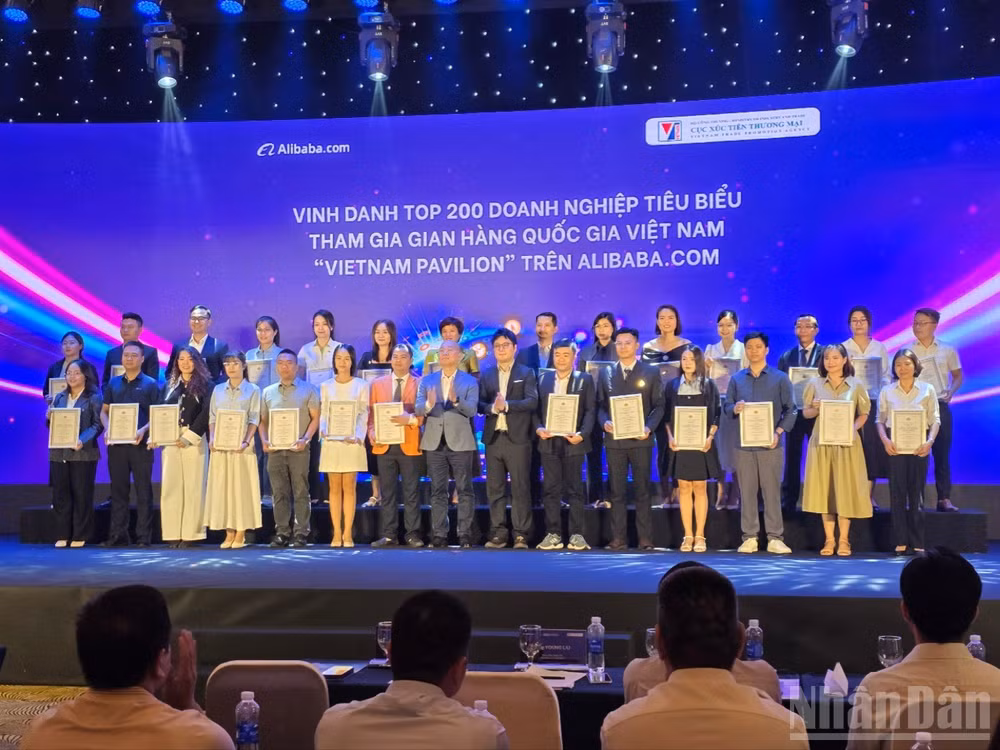 Các doanh nghiệp trong số 200 doanh nghiệp tiêu biểu tham gia “Gian hàng quốc gia Việt Nam” trên Alibaba.com. (Ảnh: KIM DUNG)