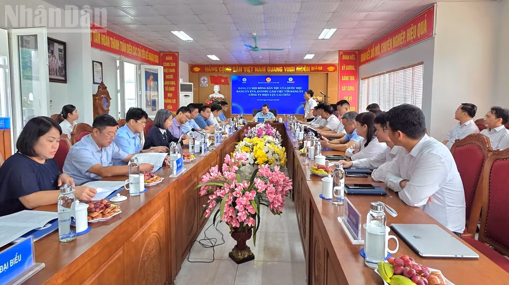 Đoàn công tác của Hội đồng Dân tộc của Quốc hội và Đảng ủy Tập đoàn Điện lực Việt Nam, cùng đại diện Tổng công ty Điện lực miền bắc (EVNNPC) làm việc với Công ty Điện lực Lai Châu. (Ảnh: AN NGUYÊN)