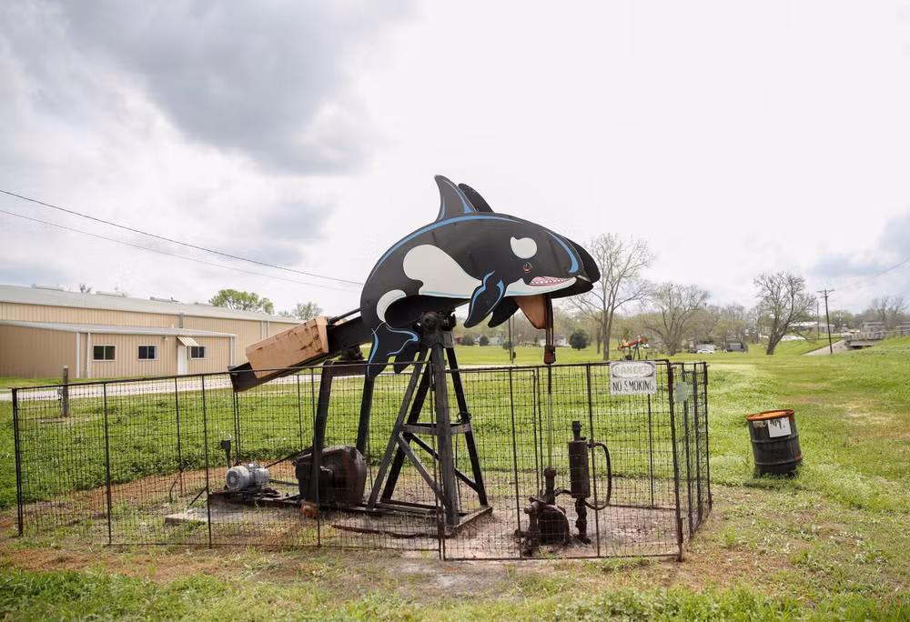 Tháp khoan dầu tại Luling, Texas, Mỹ. (Ảnh: THX/TTXVN)