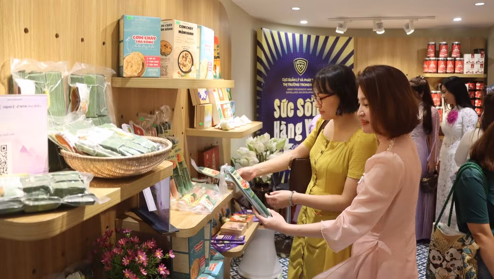 Các gian hàng thu hút đông đảo khách tham quan đến mua sắm.