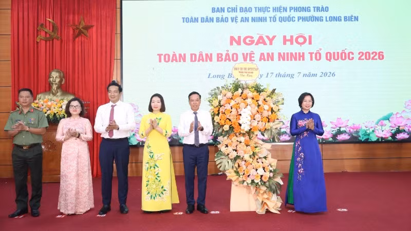 Lãnh đạo thành phố Hà Nội tặng hoa chúc mừng phường Long Biên.