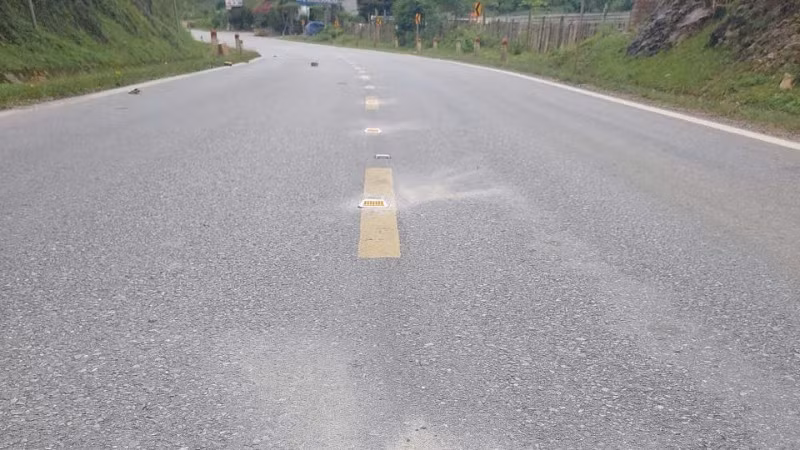 Thiết bị đinh phản quang năng lượng mặt trời được lắp đặt thí điểm trên đoạn Quốc lộ 6 qua xã Vân Hồ (Sơn La) để đánh giá hiệu quả ứng dụng công nghệ mới trong bảo đảm an toàn giao thông.