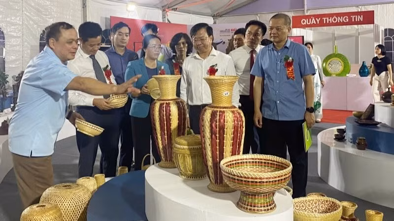 Sở Công thương Hà Nội giới thiệu, quảng bá các sản phẩm làng nghề Hà Nội. 