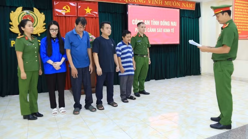 Cơ quan Cảnh sát điều tra đọc quyết định khởi tố, bắt tạm giam 4 đối tượng.
